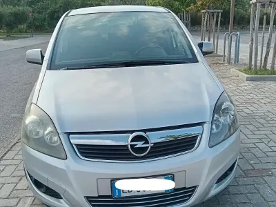 Usata Opel Zafira 150 CV (110 kW) 2011 Grigio Monovolume