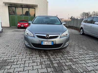 Usata Opel Astra Cosmo 125 CV (91 kW) 2011 Grigio Station wagon