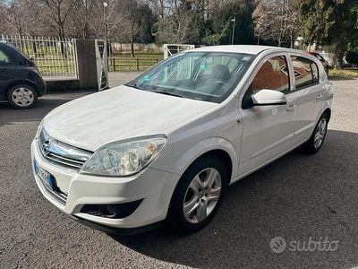 Bianco Usata 2009 Opel Astra Edition Berlina | 3250 € (Buon prezzo)