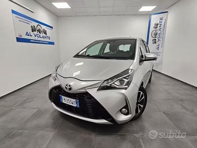 Usata Toyota Yaris Active 69 CV (50 kW) 2018 Gray Berlina