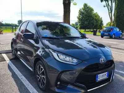 Usata Toyota Yaris Hybrid Lounge 92 CV (67 kW) 2021 Berlina