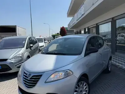 Begagnad Lancia Ypsilon Silver 69 HK (50 kW) 2013 Grå Halvkombi