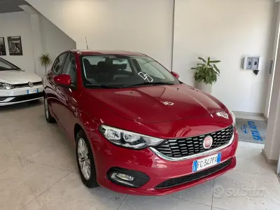 Käytetty Fiat Tipo Lounge 95 HP (69 kW) 2017 Punainen Sedan