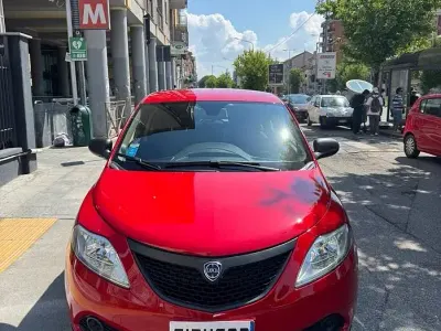 Käytetty Lancia Ypsilon 80 HP (58 kW) 2018 Punainen Viistoperä