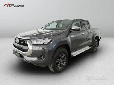 Usata Toyota HiLux Lounge 150 CV (110 kW) 2024 Grigio Pick-up