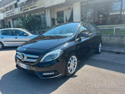 Usata Mercedes B200 Premium 136 CV (100 kW) 2013 Nero Utilitaria