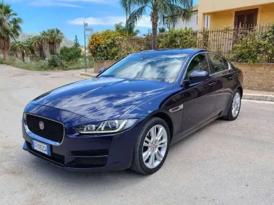 Usata Jaguar XE Prestige 179 CV (131 kW) 2016 Blu/azzurro Berlina