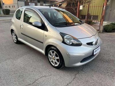 Usata Toyota Aygo Sol 68 CV (50 kW) 2006 Grigio Utilitaria