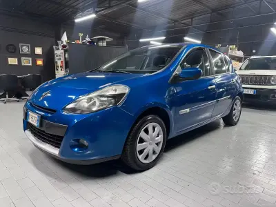 Usata Renault Clio II Dynamique 75 CV (55 kW) 2009 Bluazzurro Berlina
