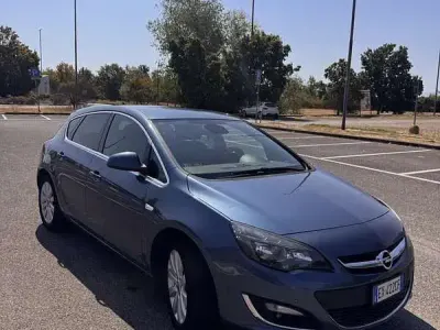 Usata Opel Astra Cosmo 136 CV (100 kW) 2014 Blu/azzurro Berlina