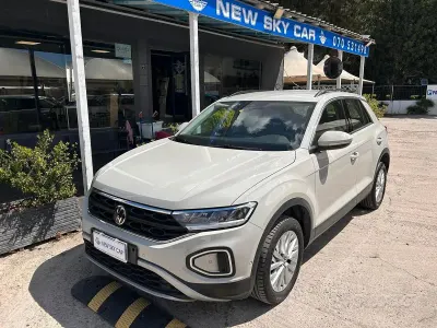 Usata VW T-Roc Life 116 CV (85 kW) 2023 Beige SUV