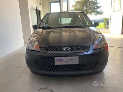 Usata Ford Fiesta Ghia 67 CV (49 kW) 2006 Grigio Berlina