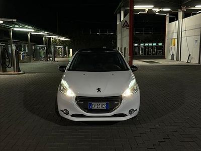 Bianco Usata 2014 Peugeot 208 Utilitaria | 5250 € (Buon prezzo)