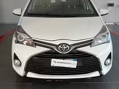 Begagnad Toyota Yaris Lounge 90 HK (66 kW) 2016 Vit Sedan