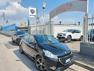 Usata Peugeot 208 Allure 68 CV (50 kW) 2015 Nero Utilitaria
