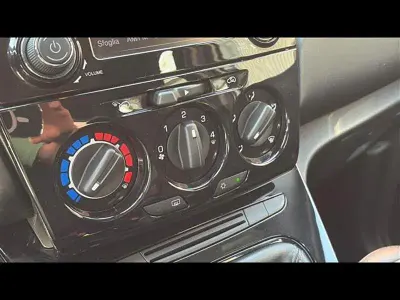 Usata Lancia Ypsilon Gold 69 CV (50 kW) 2018 Oro Utilitaria