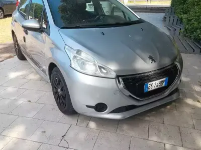 Usata Peugeot 208 68 CV (50 kW) 2013 Grigio Utilitaria