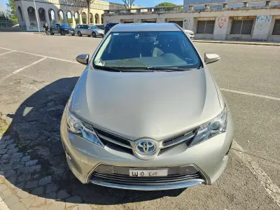 Usata Toyota Auris Hybrid Lounge 99 CV (72 kW) 2014 Argento Berlina