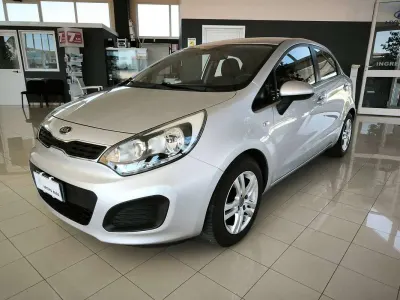 Usata Kia Rio LX 86 CV (63 kW) 2012 Argento Berlina