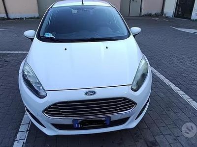 Usata Ford Fiesta 97 CV (71 kW) 2014 Bianco Utilitaria