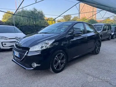 Usata Peugeot 208 Allure 68 CV (50 kW) 2015 Nero Utilitaria
