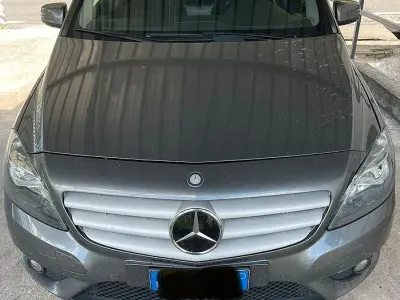 Usata Mercedes B180 Executive 122 CV (89 kW) 2013 Grigio Utilitaria