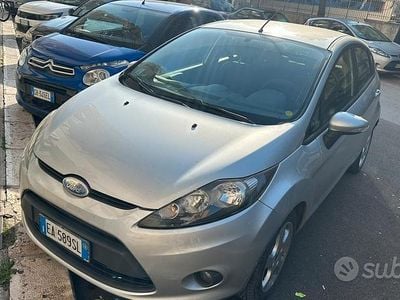 Usata Ford Fiesta 96 CV (70 kW) 2010 Grigio Utilitaria