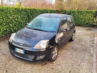 Usata Ford Fiesta Ghia 75 CV (55 kW) 2007 Nero Utilitaria