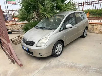 Usata Toyota Corolla Verso 116 CV (85 kW) 2003 Grigio Monovolume