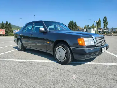 Usata Mercedes E200 122 CV (89 kW) 1988 Grigio Berlina
