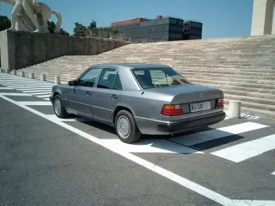 Usata Mercedes E200 122 CV (89 kW) 1992 Blu/azzurro Berlina