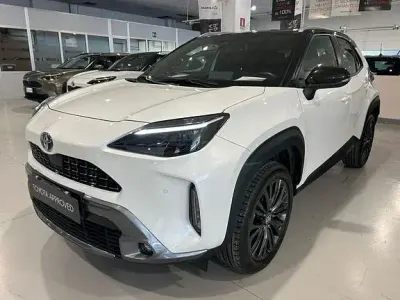 Usata Toyota Yaris Cross 116 CV (85 kW) 2021 Pearl white & black SUV