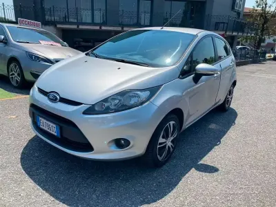 Usata Ford Fiesta 68 CV (50 kW) 2010 Grigio Berlina