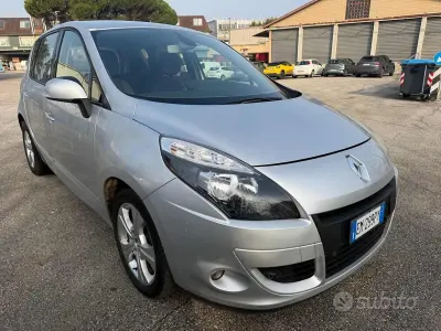 Usata Renault Scénic III 110 CV (80 kW) 2012 Grigio Monovolume