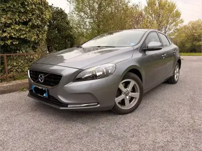 Usata Volvo V40 120 CV (88 kW) 2016 Grigio Berlina