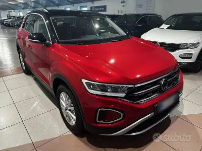 Usata VW T-Roc Life 110 CV (80 kW) 2022 Rosso SUV