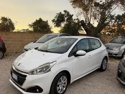 Usata Peugeot 208 Active 68 CV (50 kW) 2015 Bianco Utilitaria