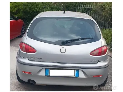 Usata Alfa Romeo 147 116 CV (85 kW) 2004 Grigio Utilitaria