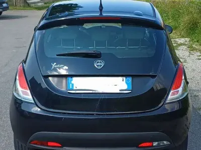 Usata Lancia Ypsilon 69 CV (50 kW) 2015 Nero Utilitaria