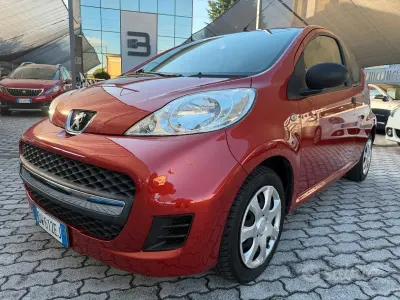 Usata Peugeot 107 Active 68 CV (50 kW) 2009 Marrone Utilitaria