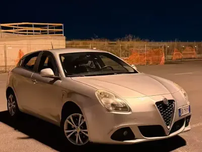 Usata Alfa Romeo Giulietta Distinctive 105 CV (77 kW) 2013 Grigio Utilitaria