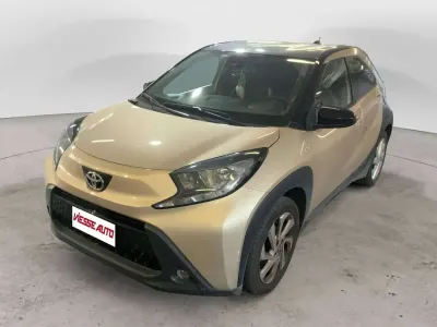 Usata Toyota Aygo X Trend 72 CV (52 kW) 2022 Oro SUV