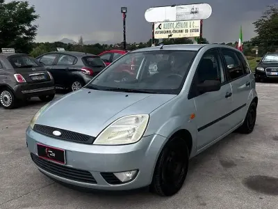 Usata Ford Fiesta Ghia 68 CV (50 kW) 2005 Bluazzurro Utilitaria