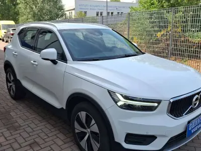 Usata Volvo XC40 Momentum 129 CV (94 kW) 2021 Pearl white SUV