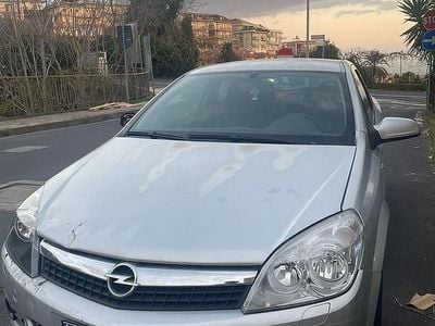 Usata Opel Astra GTC 60 CV (44 kW) 2007 Grigio Coupé
