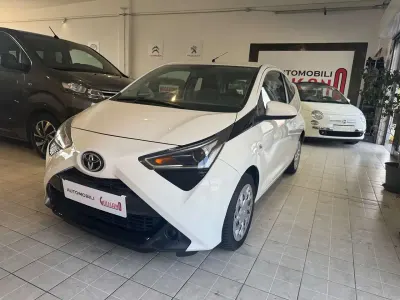 Usata Toyota Aygo Connect Style 72 CV (52 kW) 2021 Bianco Utilitaria