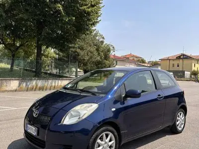 Usata Toyota Yaris Sol 69 CV (50 kW) 2006 Bluazzurro Berlina