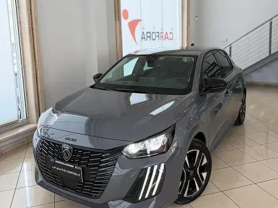 Usata Peugeot 208 Allure 101 CV (74 kW) 2025 Grigio Utilitaria