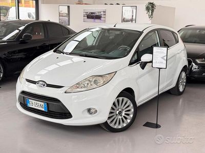 Usata Ford Fiesta Titanium 68 CV (50 kW) 2010 Bianco Utilitaria