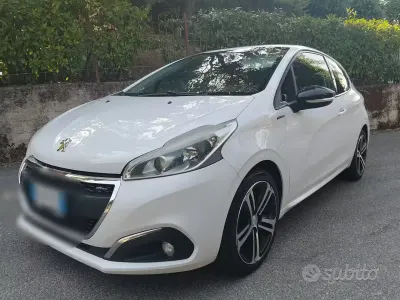 Usata Peugeot 208 GT-line 100 CV (73 kW) 2015 Bianco Utilitaria